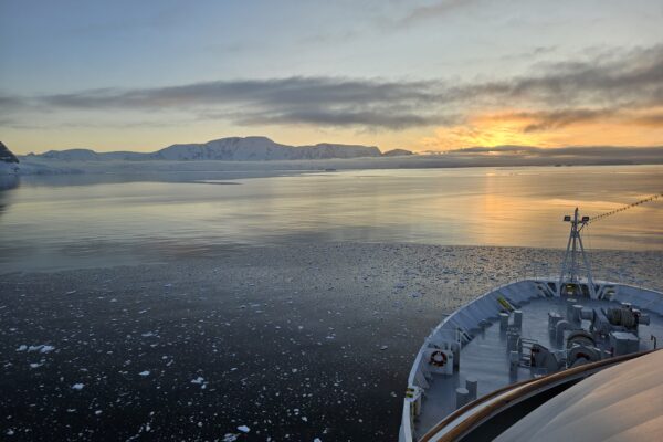 Antarktische Abendstimmung vom Kreuzfahrtschiff aus.