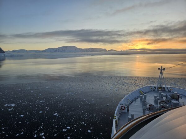 Antarktische Abendstimmung vom Kreuzfahrtschiff aus.