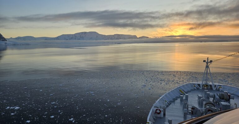 Antarktische Abendstimmung vom Kreuzfahrtschiff aus.